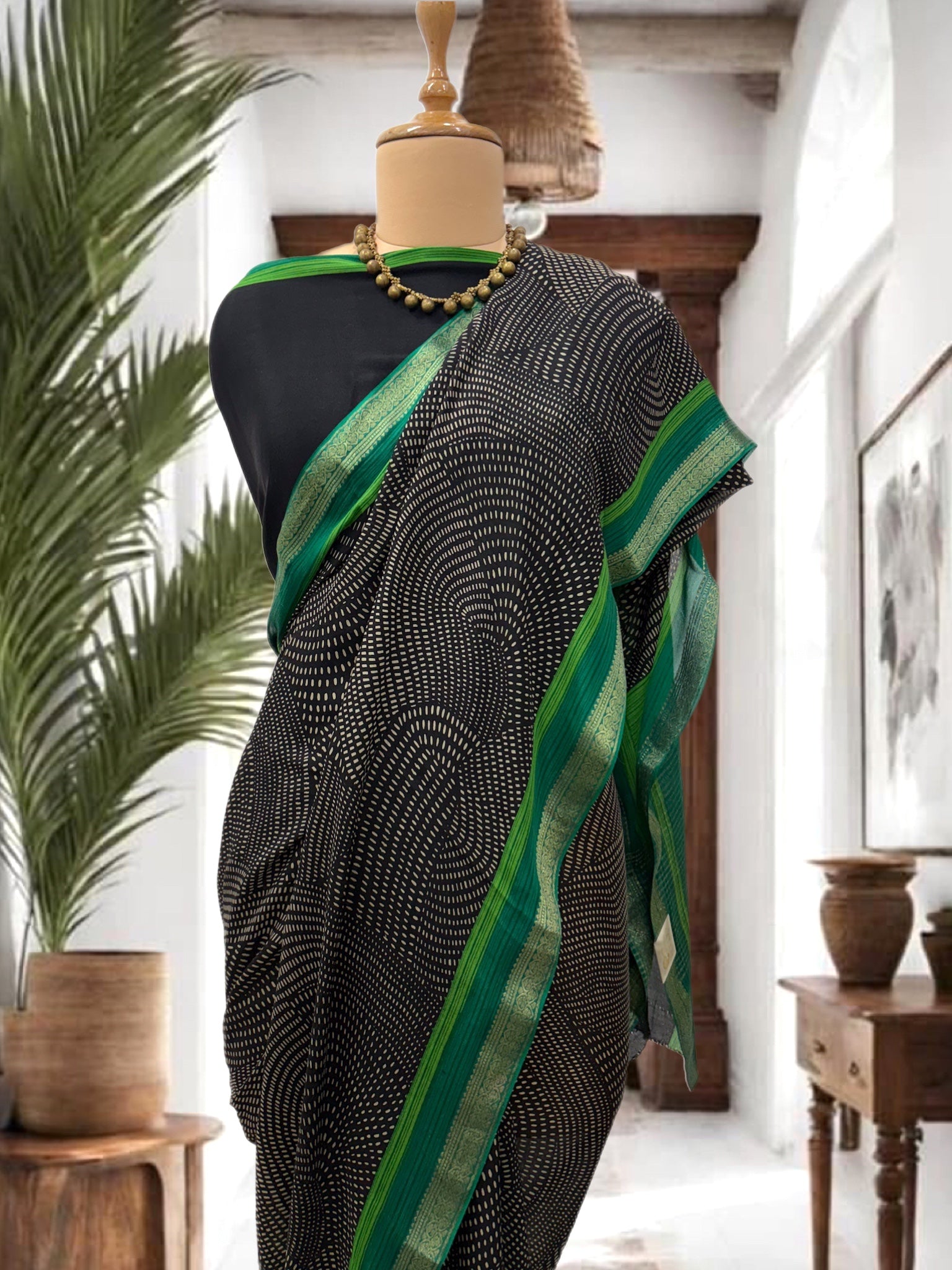 Très Chic Black Crepe Silk Sari