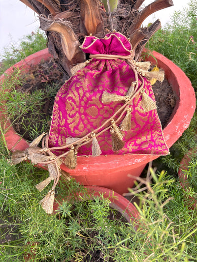 Samyukta Magenta Matka Georgette Potli