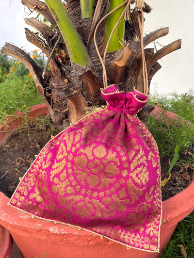 Samyukta Magenta Matka Georgette Potli