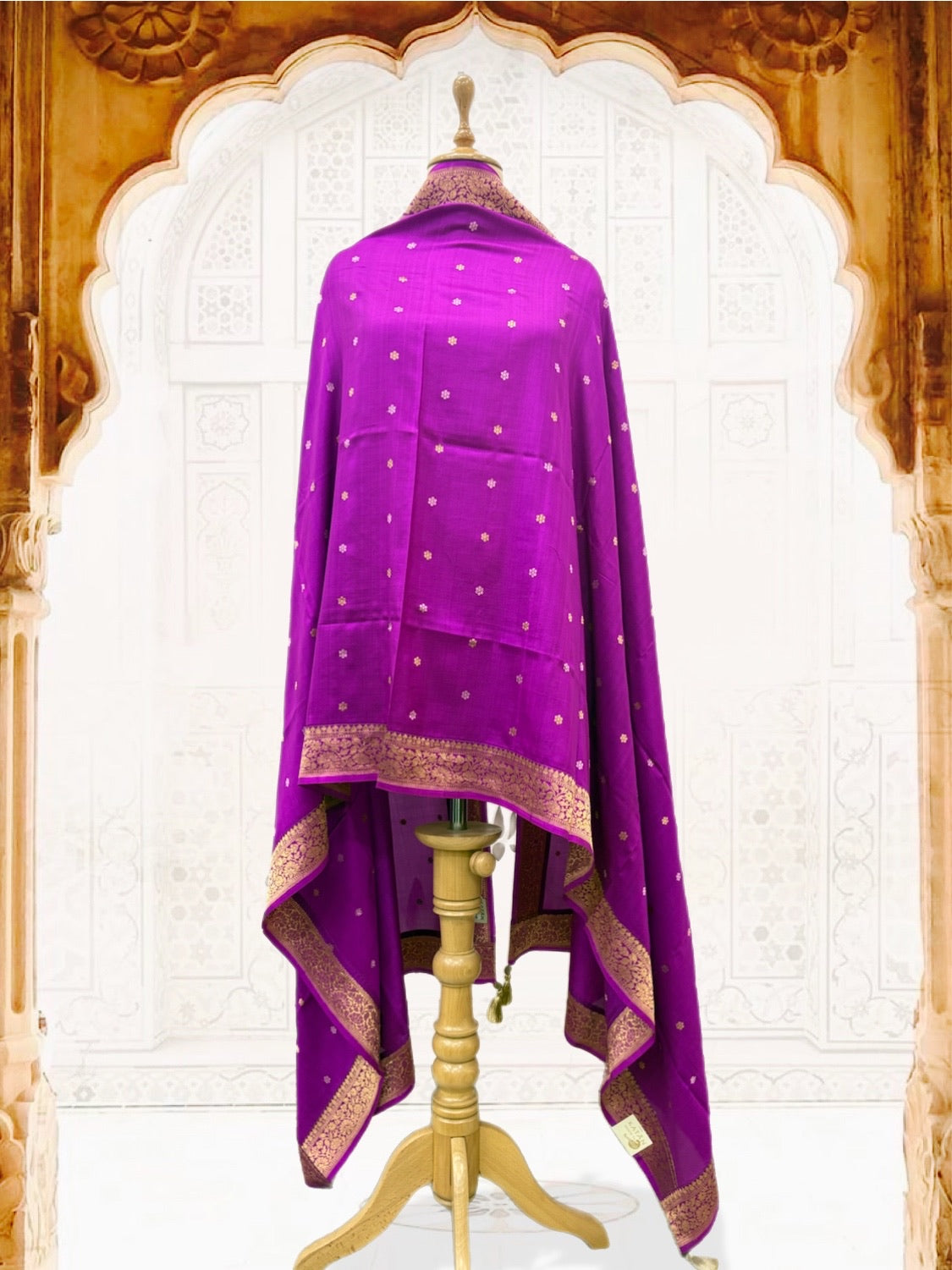 Sultana Magenta Kadhuwa Booti Silk Dupatta