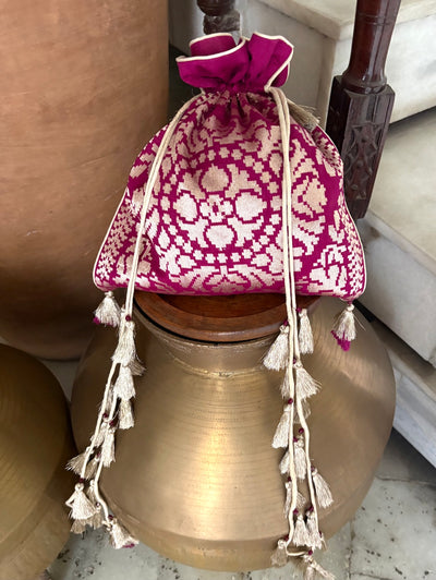 Komolika Magenta Gold Matka Georgette Potli